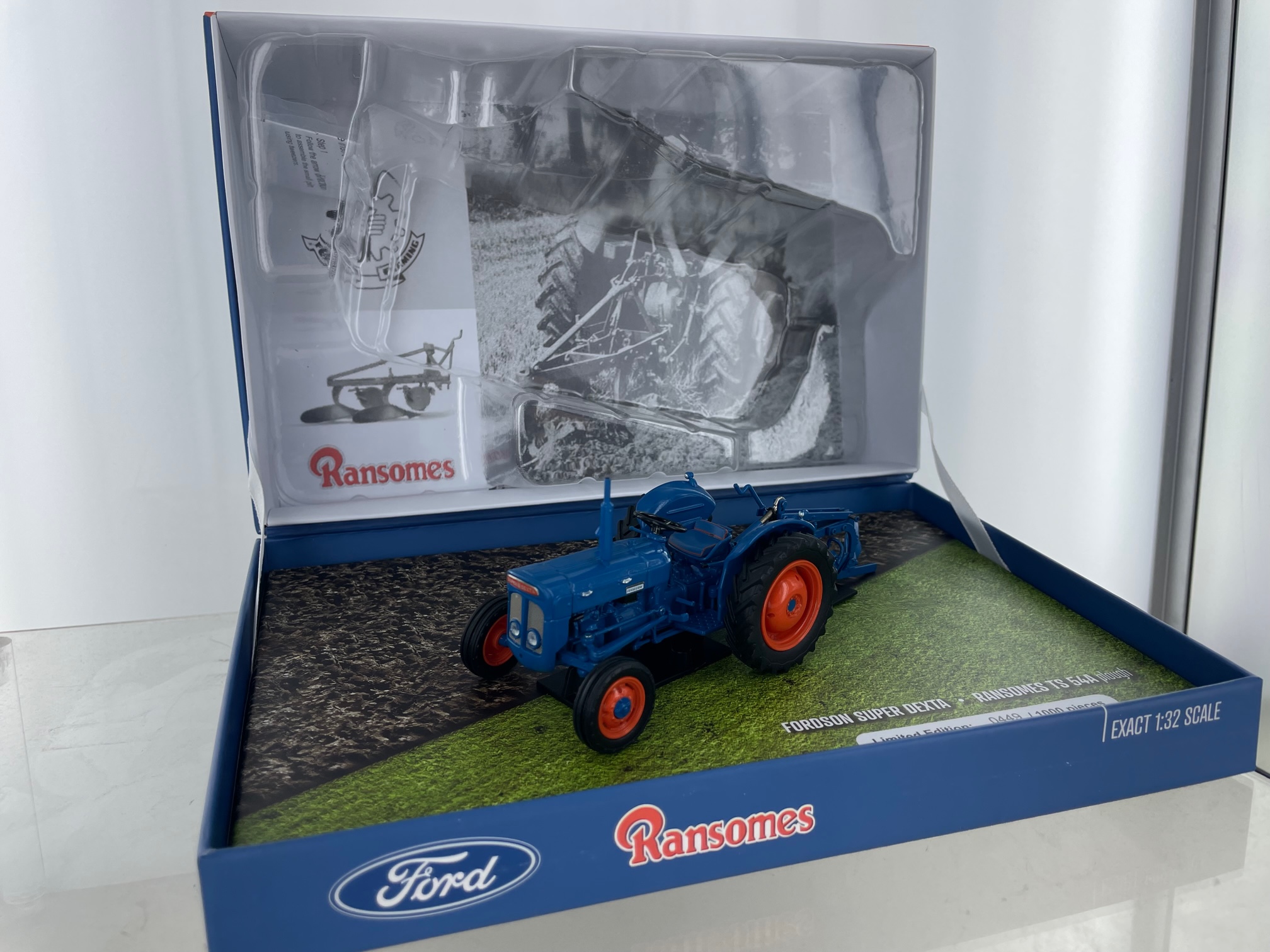 Fordson Super Dexta met Ransomes ploeg Limited Edition - 1:32